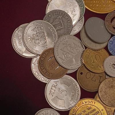 LARGE COLLECTION OF VINTAGE AND ANTIQUE TOKENS