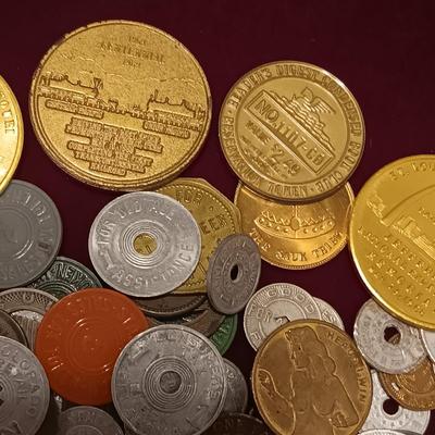 LARGE COLLECTION OF VINTAGE AND ANTIQUE TOKENS