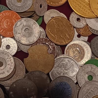 LARGE COLLECTION OF VINTAGE AND ANTIQUE TOKENS