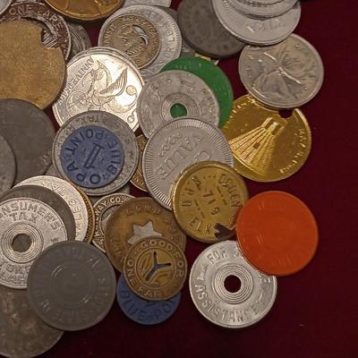 LARGE COLLECTION OF VINTAGE AND ANTIQUE TOKENS