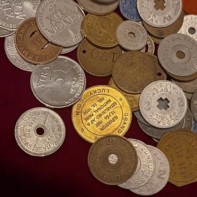 LARGE COLLECTION OF VINTAGE AND ANTIQUE TOKENS