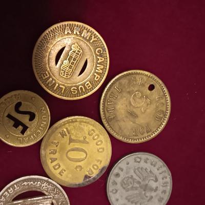 LARGE COLLECTION OF VINTAGE AND ANTIQUE TOKENS
