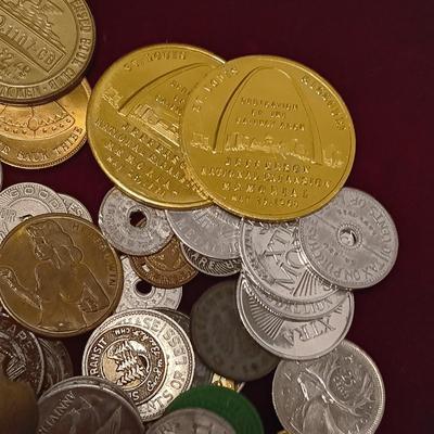 LARGE COLLECTION OF VINTAGE AND ANTIQUE TOKENS
