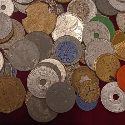 LARGE COLLECTION OF VINTAGE AND ANTIQUE TOKENS