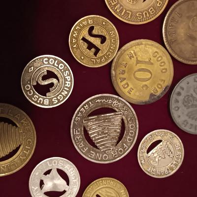 LARGE COLLECTION OF VINTAGE AND ANTIQUE TOKENS