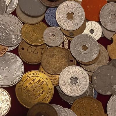 LARGE COLLECTION OF VINTAGE AND ANTIQUE TOKENS