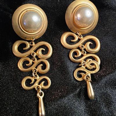 Bold Vintage Gold-Tone Pearl Drop Earrings – Sculptural Retro Glamour