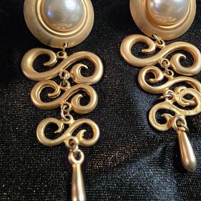 Bold Vintage Gold-Tone Pearl Drop Earrings – Sculptural Retro Glamour