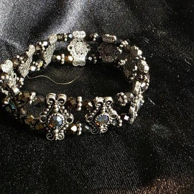 Vintage Silver-Tone Ornate Filigree Bracelet with Aurora Borealis Crystals – Elastic Fit