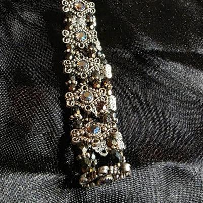 Vintage Silver-Tone Ornate Filigree Bracelet with Aurora Borealis Crystals – Elastic Fit