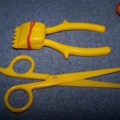 LOT 199 GREAT VINTAGE PLASTIC BARBER Pcs PRESSMAN TOY COMPANY