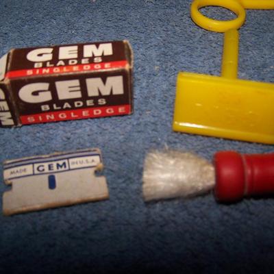 LOT 199 GREAT VINTAGE PLASTIC BARBER Pcs PRESSMAN TOY COMPANY