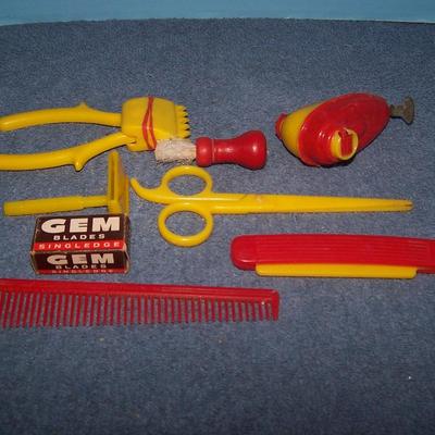 LOT 199 GREAT VINTAGE PLASTIC BARBER Pcs PRESSMAN TOY COMPANY