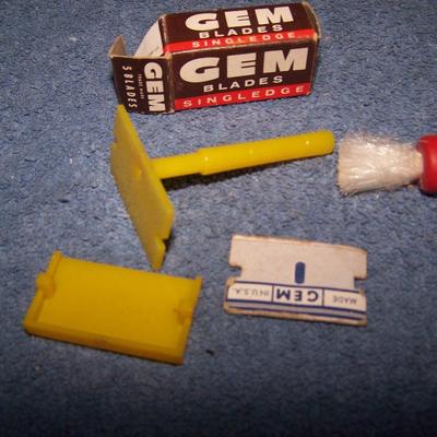 LOT 199 GREAT VINTAGE PLASTIC BARBER Pcs PRESSMAN TOY COMPANY