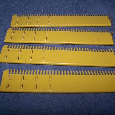 LOT 200 GREAT VINTAGE POT HOLDER WEAVING SET