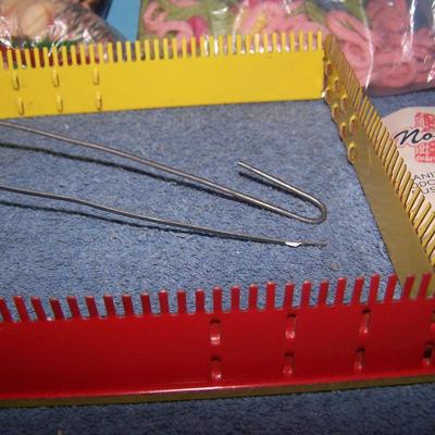 LOT 200 GREAT VINTAGE POT HOLDER WEAVING SET