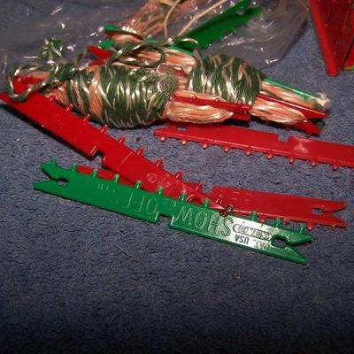 LOT 200 GREAT VINTAGE POT HOLDER WEAVING SET