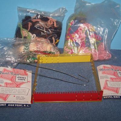 LOT 200 GREAT VINTAGE POT HOLDER WEAVING SET