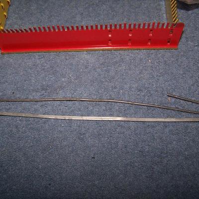 LOT 200 GREAT VINTAGE POT HOLDER WEAVING SET