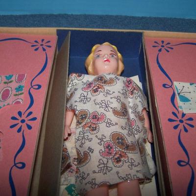 LOT 206 WONDERFUL VINTAGE STENCIL/WEAVING/SEWING KITS