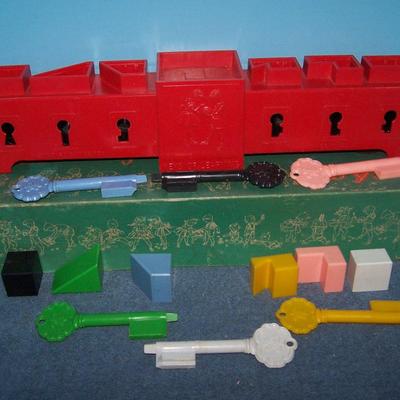 LOT 209 GREAT VINTAGE SKILL BALL & KEYS of LEARNING