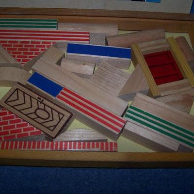 LOT 210 GREAT VINTAGE UKULELE/STENCILS/BLOCKS