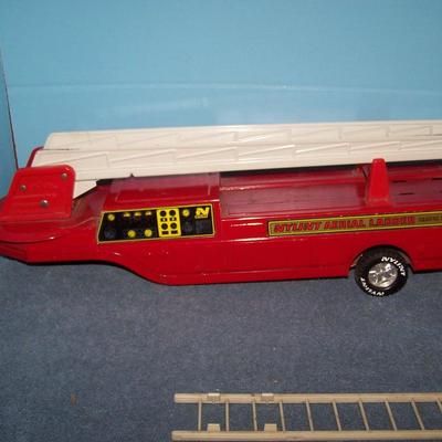LOT 211 WONDERFUL VINTAGE MCM METAL NYLINT FIRETRUCK-#5 LADDER TRUCK
