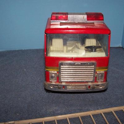 LOT 211 WONDERFUL VINTAGE MCM METAL NYLINT FIRETRUCK-#5 LADDER TRUCK