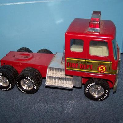 LOT 211 WONDERFUL VINTAGE MCM METAL NYLINT FIRETRUCK-#5 LADDER TRUCK