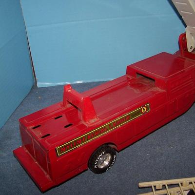 LOT 211 WONDERFUL VINTAGE MCM METAL NYLINT FIRETRUCK-#5 LADDER TRUCK