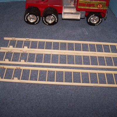 LOT 211 WONDERFUL VINTAGE MCM METAL NYLINT FIRETRUCK-#5 LADDER TRUCK