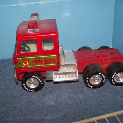 LOT 211 WONDERFUL VINTAGE MCM METAL NYLINT FIRETRUCK-#5 LADDER TRUCK