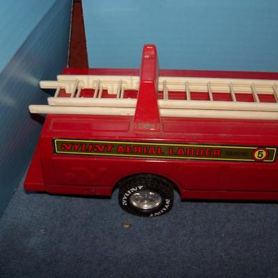 LOT 211 WONDERFUL VINTAGE MCM METAL NYLINT FIRETRUCK-#5 LADDER TRUCK
