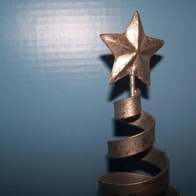 LOT 212 GREAT LARGE METAL SPIRAL CHRISTMAS TREE CANDLEHOLDER