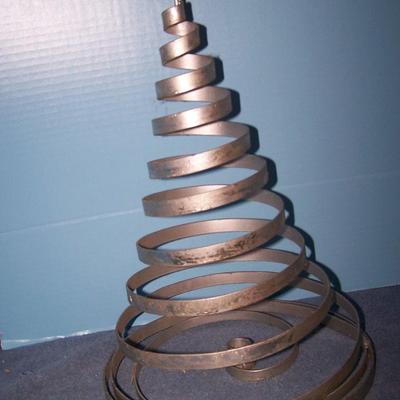 LOT 212 GREAT LARGE METAL SPIRAL CHRISTMAS TREE CANDLEHOLDER