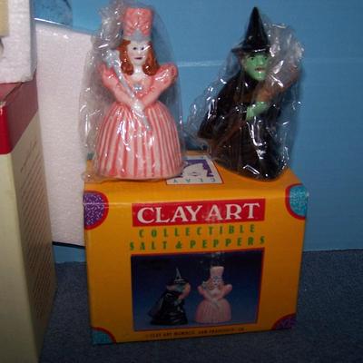 LOT 214 WONDERFUL COLLECTABLE S/P SHAKERS-WICKED/WIZARDOF OZ & DEPT 56 PENGUINS