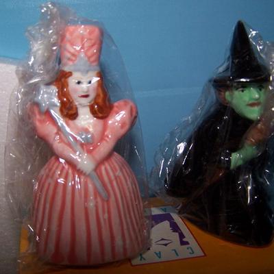 LOT 214 WONDERFUL COLLECTABLE S/P SHAKERS-WICKED/WIZARDOF OZ & DEPT 56 PENGUINS