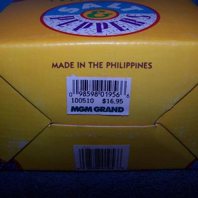 LOT 214 WONDERFUL COLLECTABLE S/P SHAKERS-WICKED/WIZARDOF OZ & DEPT 56 PENGUINS