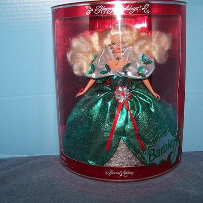 LOT 221 HOLIDAY BARBIE 1995
