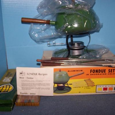 LOT 223 FAB VINTAGE MCM NMIB FONDUE SET + EXTRA FORKS