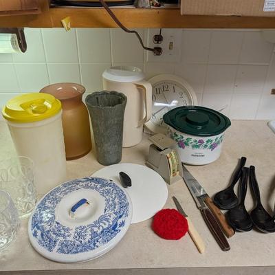 Large lot of miscellaneous kitchen items.