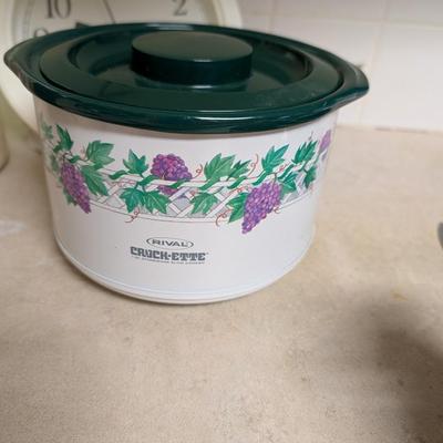 Large lot of miscellaneous kitchen items.