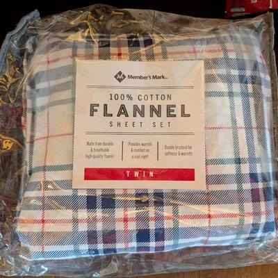 Twin flannel sheet set