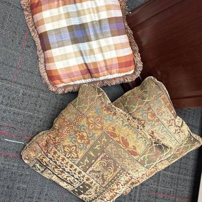 2CLOCK3-Clock shelf and throw pillows