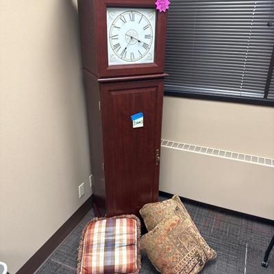 2CLOCK3-Clock shelf and throw pillows