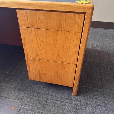 2U2-large office desk with upper cabinet