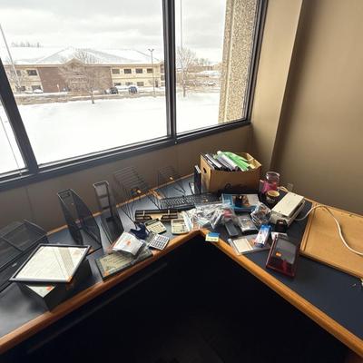 2U3-desk surface contents