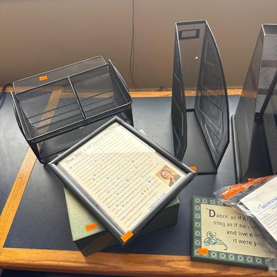 2U3-desk surface contents