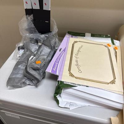 2V2-file cabinet plus surface contents