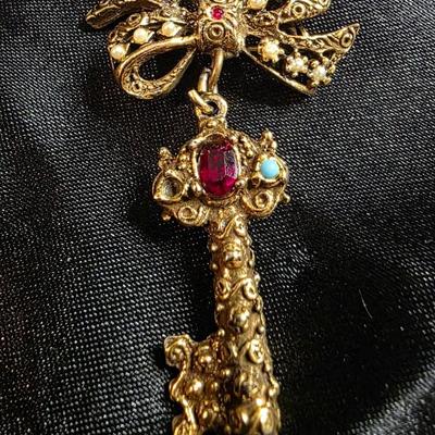 Vintage Victorian-Style Bow & Jeweled Key Dangle Brooch — Ornate Gold-Tone Filigree with Faux Pearls & Gem Accents